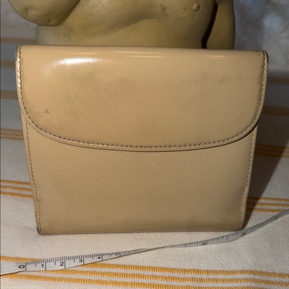 Gucci tan patent leather wallet with Gold Clasp - Picture 4 of 12